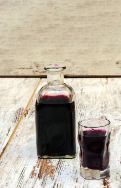 Rustik arka tarafından çevrili şarap