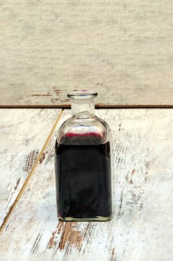 Rustik arka tarafından çevrili şarap