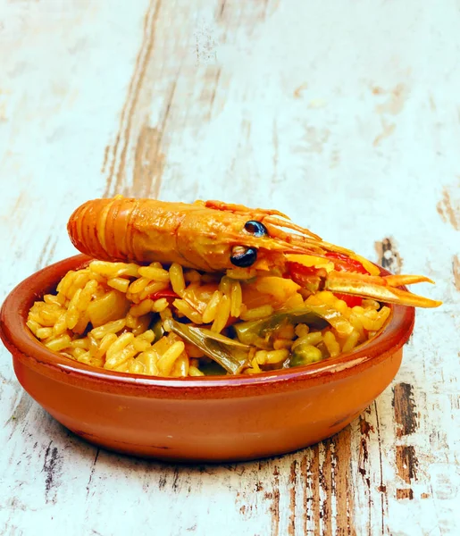 Paella Spagnola Circondata Uno Sfondo Rustico — Foto Stock