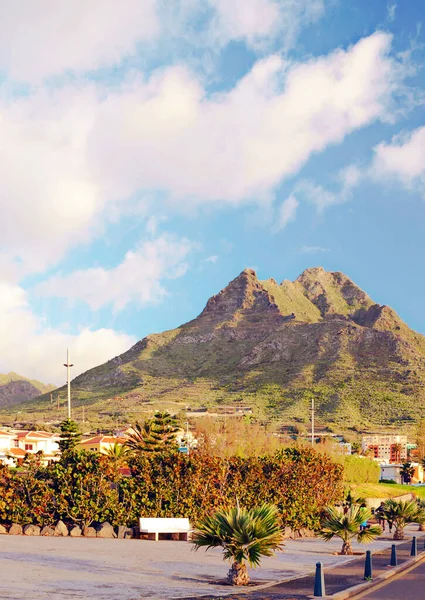 Wolkenkrabbers Naast Bergen Tenerife — Stockfoto