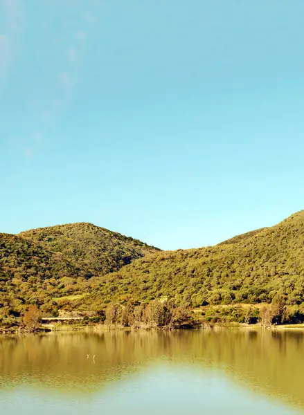 Озеро Горами Андалусии Солнечный День Юге Испании — стоковое фото
