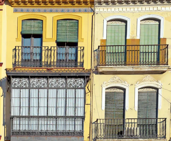 Fachada Con Varias Ventanas Balcones — Foto de Stock