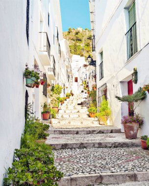 Endülüs 'te Frigiliana adında beyaz duvarlı bir köy.