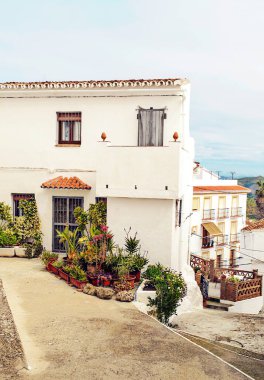 Endülüs 'te Frigiliana adında beyaz duvarlı bir köy.