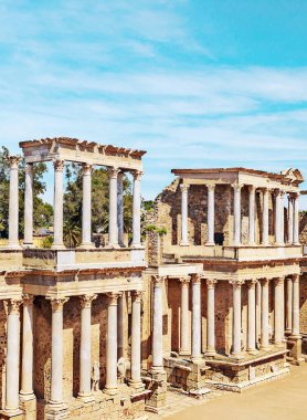 Güneşli bir günde İspanya 'nın Merida şehrinde Roma harabeleri.