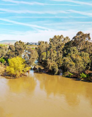 Güneşli bir günde Extremadura 'nın yanındaki Guadiana nehri.