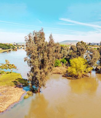 Güneşli bir günde Extremadura 'nın yanındaki Guadiana nehri.