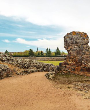Güneşli bir günde İspanya 'nın Merida şehrinde Roma harabeleri.
