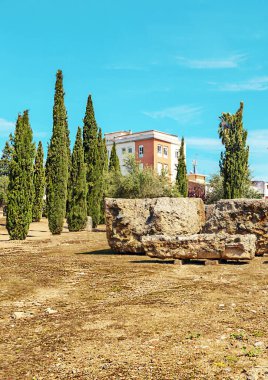Güneşli bir günde İspanya 'nın Merida şehrinde Roma harabeleri.