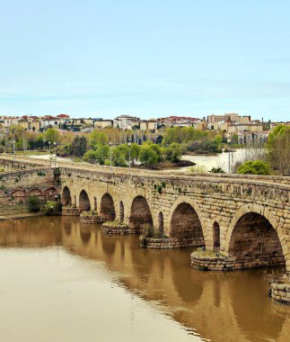 İspanya 'nın Merida kasabasındaki Guadiana nehri üzerindeki Roma köprüsü