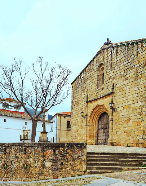 エクストレマドゥーラの村の古代教会 — ストック写真