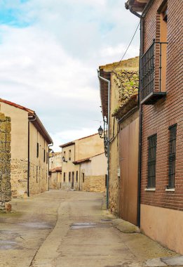 İspanya 'nın kuzeyinde Valladolid Caddesi bulutlu bir günde ortaçağ köyüdür..