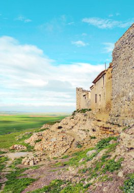 İspanya 'nın kuzeyindeki Valladolid arazilerindeki şato bulutlu bir günde