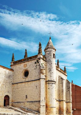 Bulutlu bir günde Valladolid 'deki Tordesillas Kilisesi