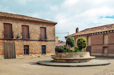 İspanya 'nın kuzeyinde Valladolid Caddesi bulutlu bir günde ortaçağ köyüdür..