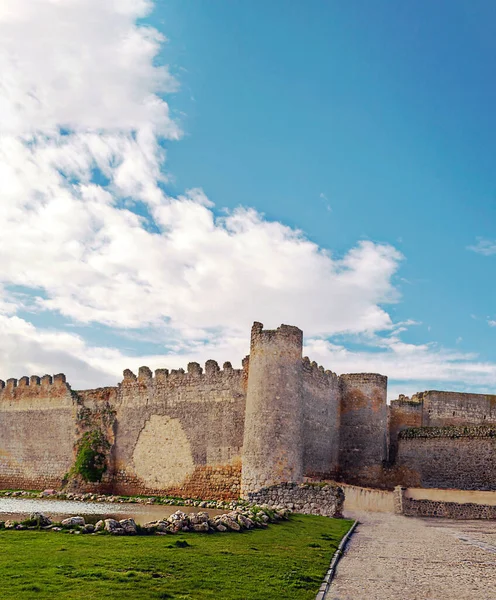 西班牙北部Valladolid田野里的城堡 多云的一天 — 图库照片