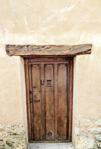 Holztür Einer Steinmauer — Stockfoto