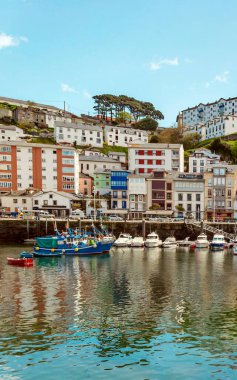 İspanya 'nın kuzeyindeki Asturias' taki Luarca köyü bulutlu bir günde