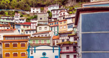 Cudillero adında deniz kıyısındaki bir köy. İspanya 'nın kuzeyinde yer almaktadır..