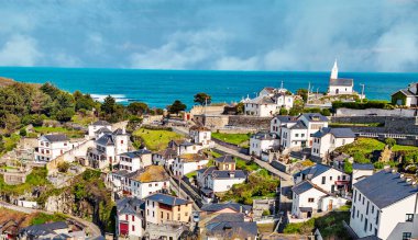 İspanya 'nın kuzeyindeki Asturias' taki Luarca köyü bulutlu bir günde