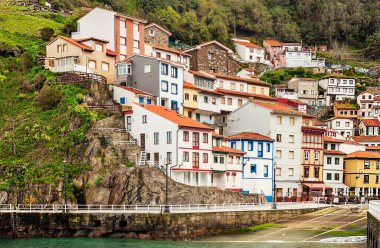 Cudillero adında deniz kıyısındaki bir köy. İspanya 'nın kuzeyinde yer almaktadır..