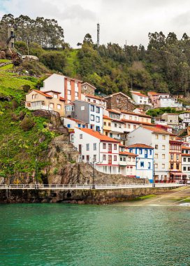 Cudillero adında deniz kıyısındaki bir köy. İspanya 'nın kuzeyinde yer almaktadır..