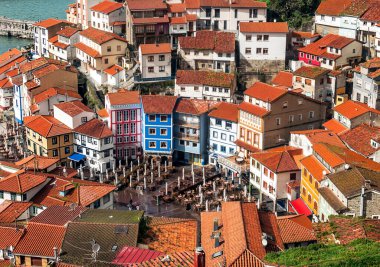 Cudillero adında deniz kıyısındaki bir köy. İspanya 'nın kuzeyinde yer almaktadır..