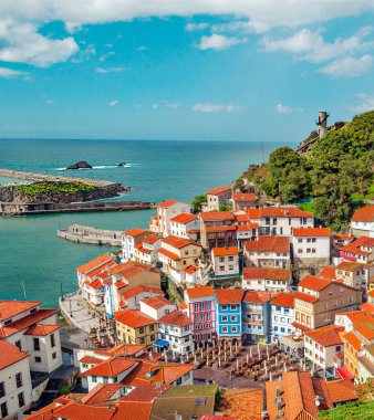 Cudillero adında deniz kıyısındaki bir köy. İspanya 'nın kuzeyinde yer almaktadır..