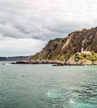 Cudillero adında deniz kıyısındaki bir köy. İspanya 'nın kuzeyinde yer almaktadır..