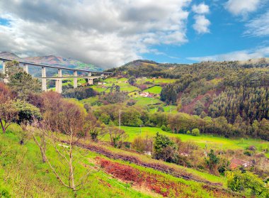 İspanya 'nın kuzeyindeki Asturias Dağları bulutlu bir günde
