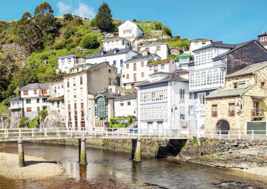 İspanya 'nın kuzeyindeki Asturias' taki Luarca köyü bulutlu bir günde