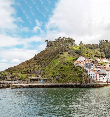 Cudillero adında deniz kıyısındaki bir köy. İspanya 'nın kuzeyinde yer almaktadır..