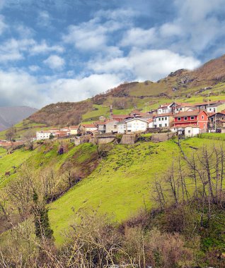 İspanya 'nın kuzeyindeki Asturias Dağları bulutlu bir günde