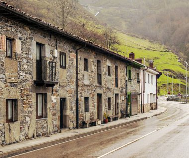 İspanya 'nın kuzeyindeki Asturias' taki Pajares köyü bulutlu bir günde