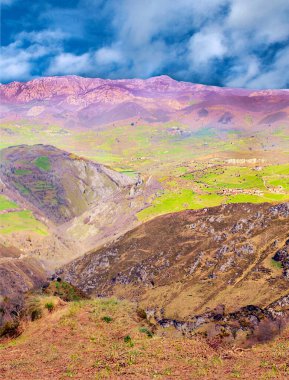 İspanya 'nın kuzeyindeki Asturias Dağları bulutlu bir günde