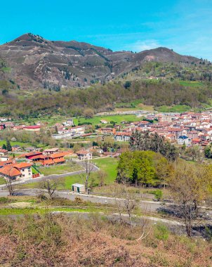 İspanya 'nın kuzeyindeki Asturias kentindeki Cangas de Onis köyü güneşli bir günde