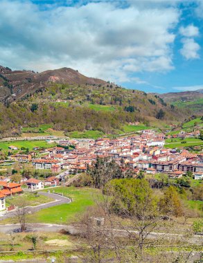 İspanya 'nın kuzeyindeki Asturias kentindeki Cangas de Onis köyü güneşli bir günde