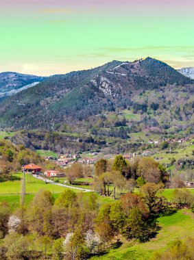 İspanya 'nın kuzeyindeki Asturias Dağları bulutlu bir günde
