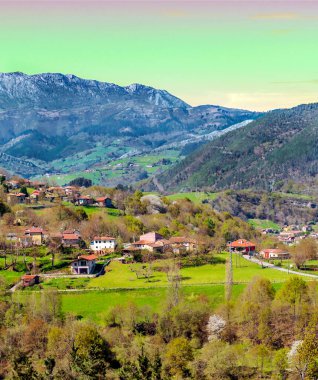 İspanya 'nın kuzeyindeki Asturias Dağları bulutlu bir günde