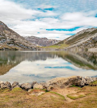 İspanya 'nın kuzeyindeki Asturias Dağları bulutlu bir günde