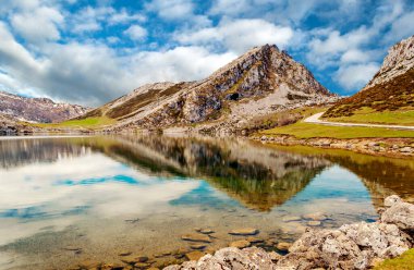 İspanya 'nın kuzeyindeki Asturias Dağları. Enol Gölü 'nü görebilirsin.