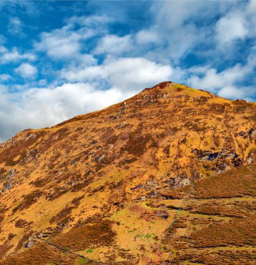 İspanya 'nın kuzeyindeki Asturias Dağları bulutlu bir günde