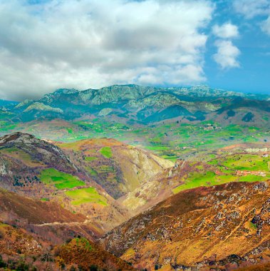 İspanya 'nın kuzeyindeki Asturias Dağları bulutlu bir günde