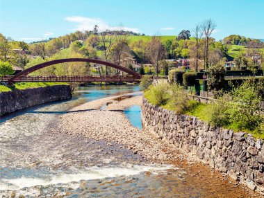 Güneşli bir günde İspanya 'da Asturias köprüsü olan nehir