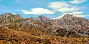 İspanya 'nın kuzeyindeki Asturias Dağları bulutlu bir günde