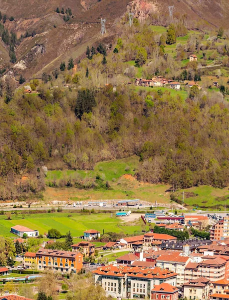 晴れた日にスペイン北部のアストゥリアス州のCangas Onis村 — ストック写真