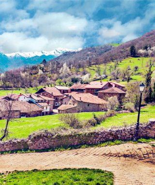 Güneşli bir günde İspanya 'nın kuzeyindeki Mogrovejo köyü