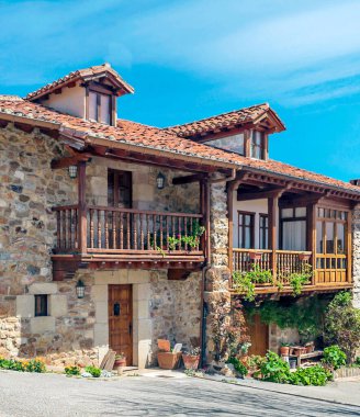 Güneşli bir günde İspanya 'nın kuzeyindeki Mogrovejo köyü