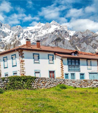 Güneşli bir günde İspanya 'nın kuzeyindeki Mogrovejo köyü