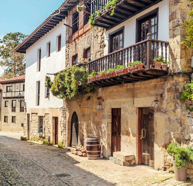 Kuzey İspanya 'da Santillana del Mar köyü bulutlu bir günde
